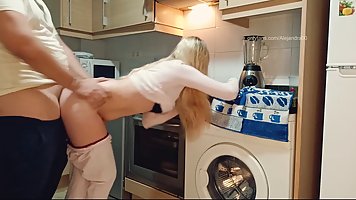 Блондинка с большой попой прямо на кухне подставляет свою щель для домашнего порно