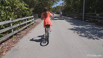 Девушка на велосипеде не против съемки эротического соло прямо на природе