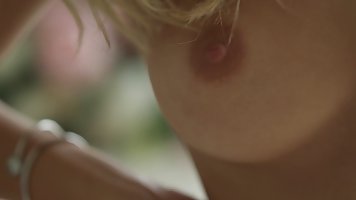 Сексуальная блондинка с красивой грудью мастурбирует пилотку