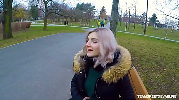 Красивая девушка на камеру от первого лица делает минет своего другу прямо на улице