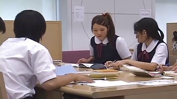 Японские малыши трахал в библиотеке вместо того чтобы готовится к предстоящим экзаменам